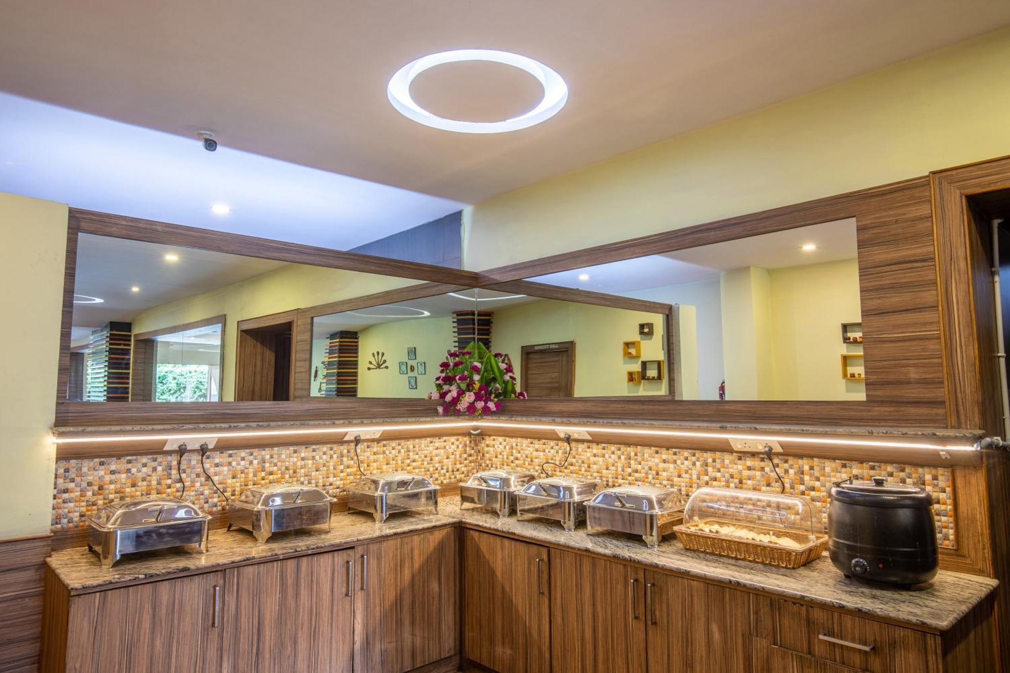 Vinayaga Inn By Poppys, Ooty Ngoại thất bức ảnh